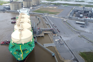 240207b-LNG Tank and Ship 3 LNG